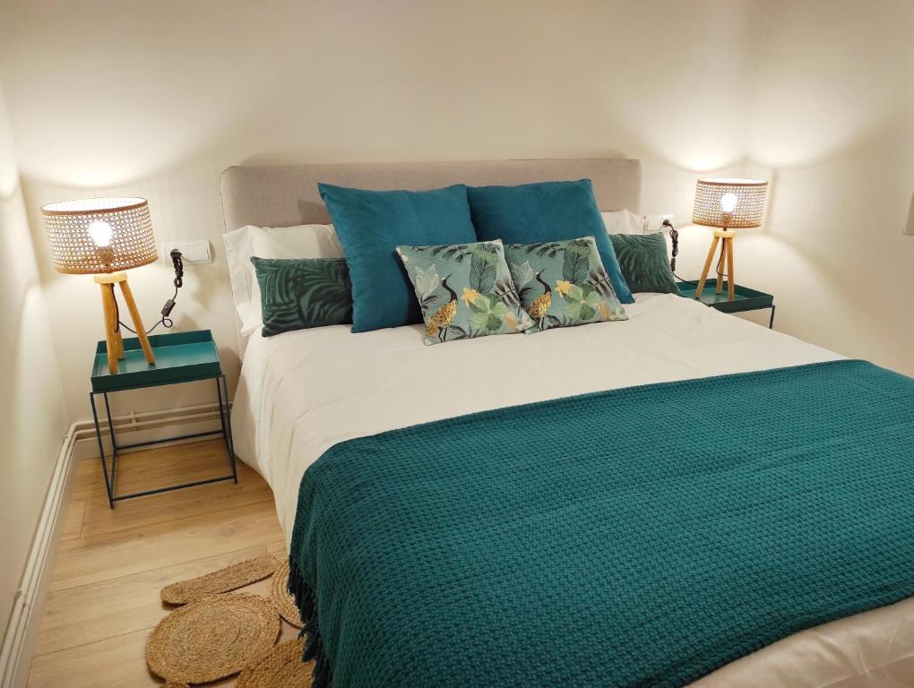 1 dormitorio con 1 cama verde grande y 2 lámparas en FLOR DE LIS, en Sant Hilari Sacalm