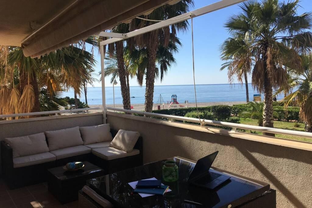 - un salon avec un canapé et une vue sur l'océan dans l'établissement FRENTE AL MAR, à Castell de Ferro