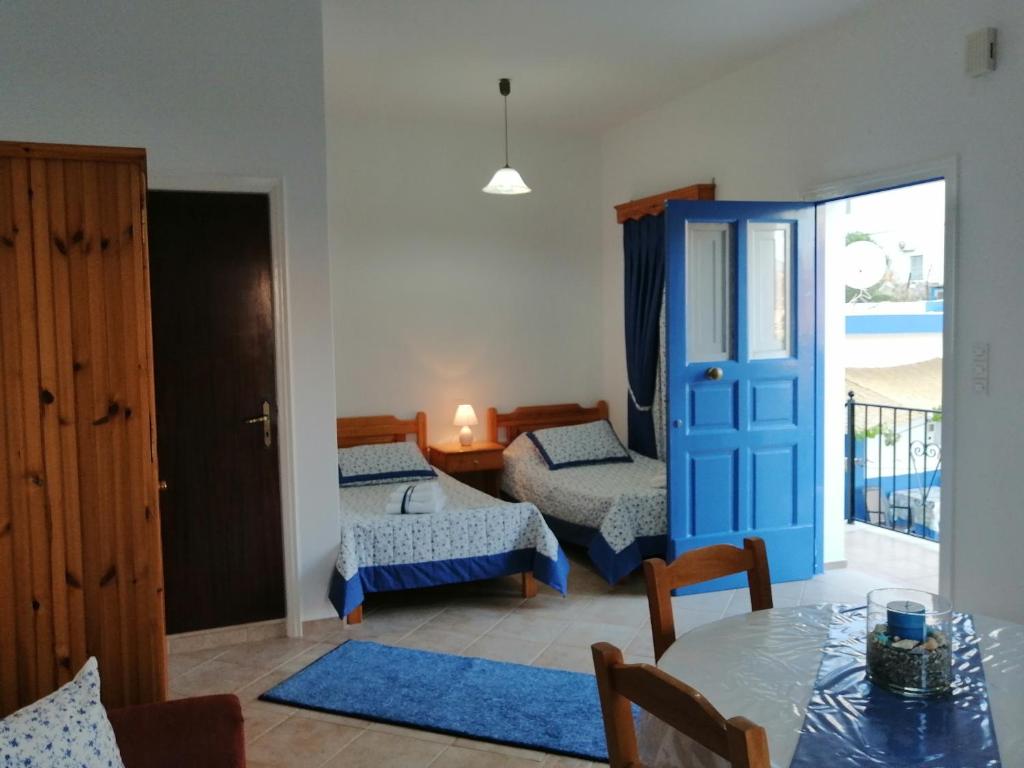 Postel nebo postele na pokoji v ubytování Petroula Apartments II