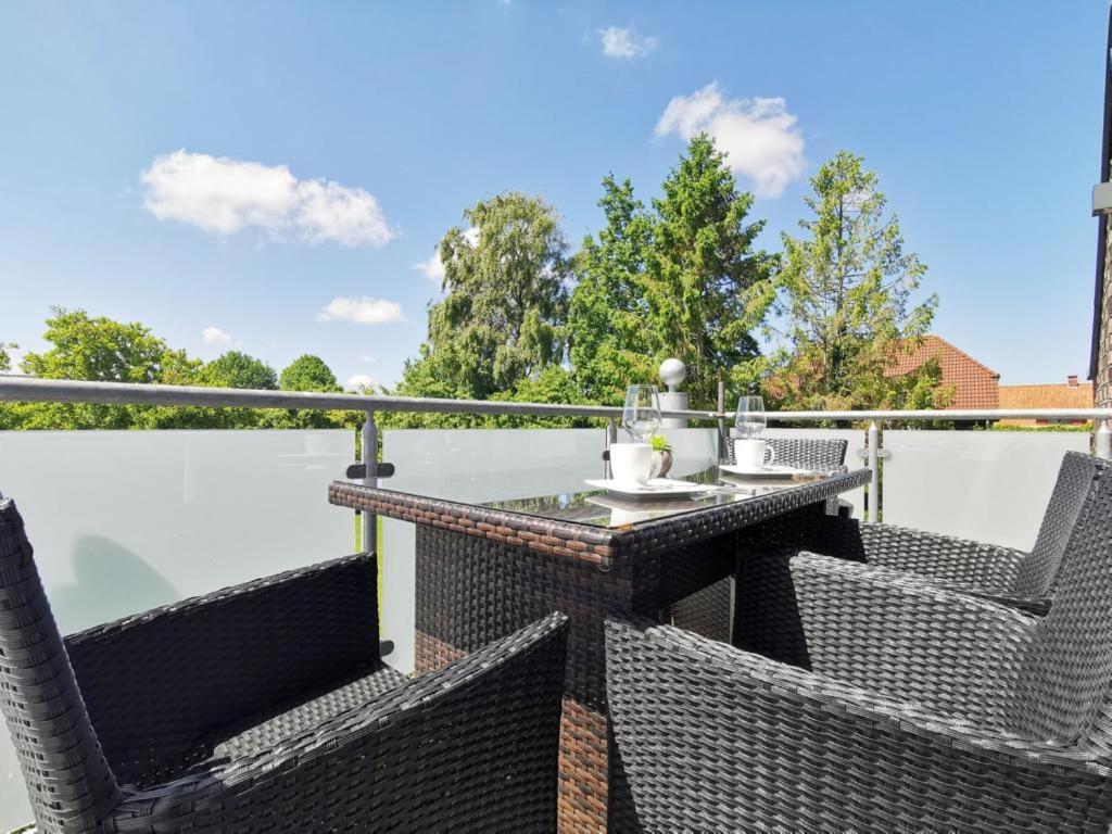 d'une terrasse avec une table et des chaises sur un balcon. dans l'établissement Ferienwohnung Langeneß, à Horumersiel