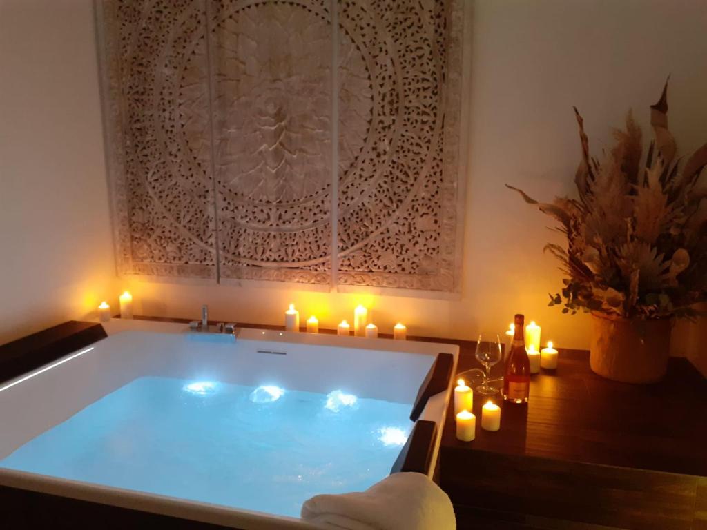 Camera con tavolo e vasca da bagno con candele. di Nest House & Relax a Civitanova Marche