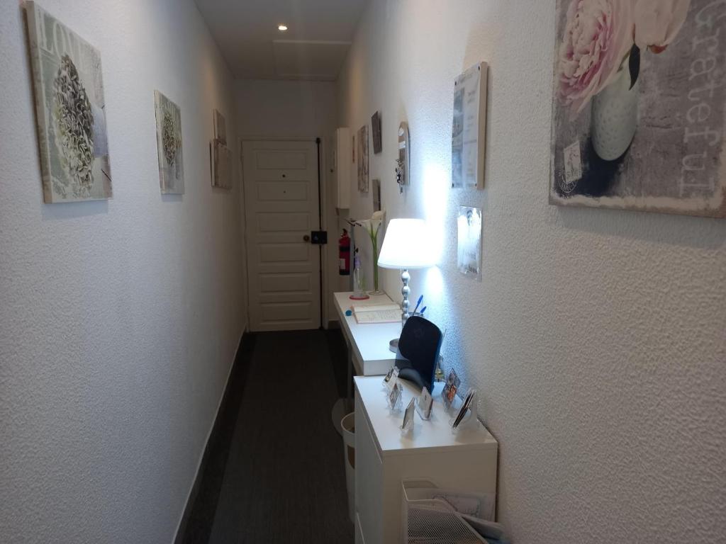 リスボンにあるSweet Houseの犬と机が付いた部屋