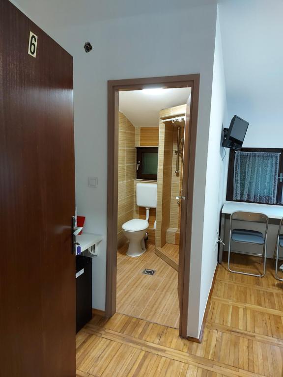 Televízia a/alebo spoločenská miestnosť v ubytovaní Villa Matea - Vir