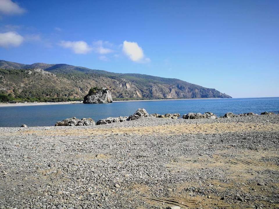 una playa rocosa con un gran cuerpo de agua en Appartamento Sole e Mare, en Palinuro