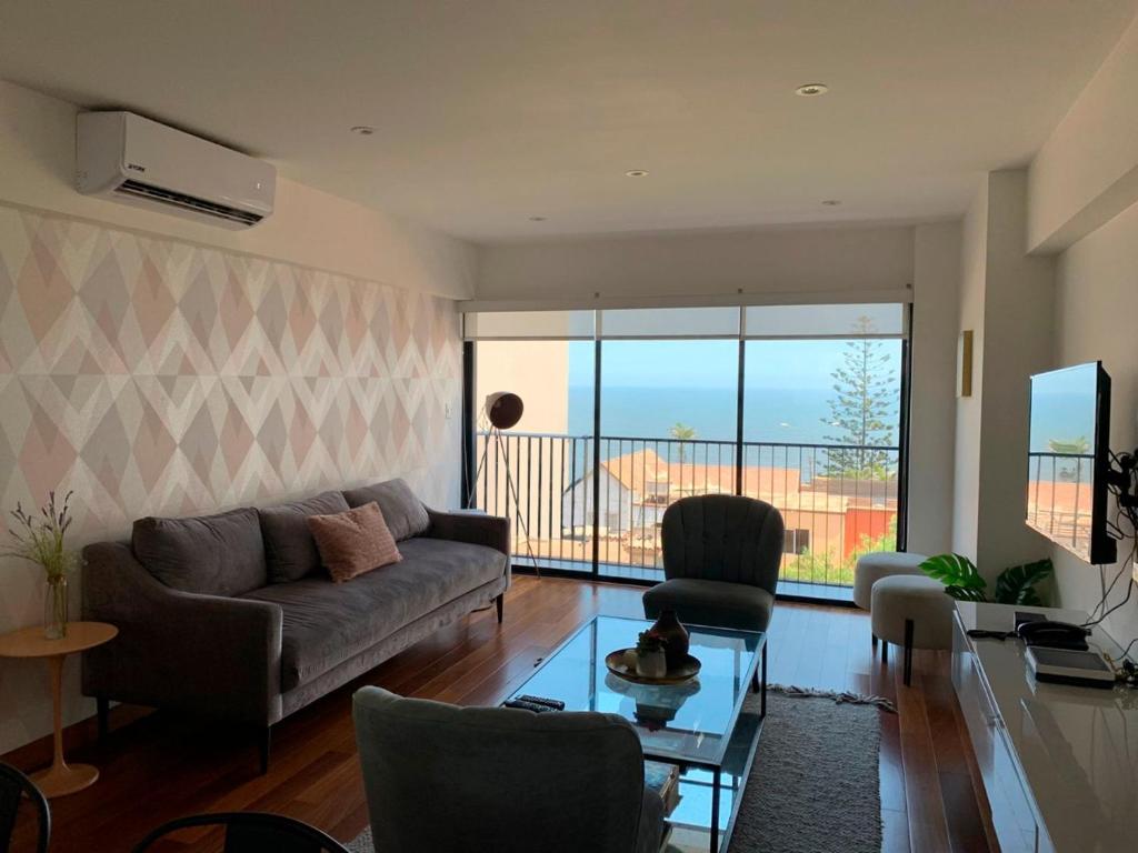 sala de estar con sofá y mesa de cristal en MLA apartments - Buenos Aires, en Lima