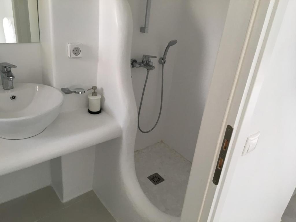 A bathroom at Rineia Complex by Live&Travel