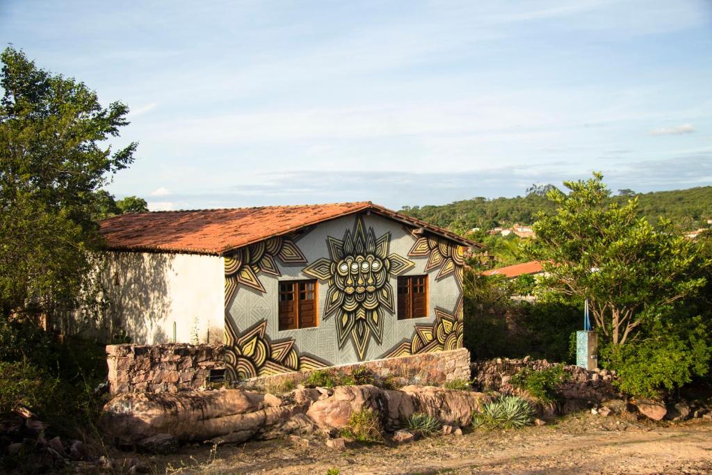 a house with a painting on the side of it at Hostel Portal do Pati in Andaraí