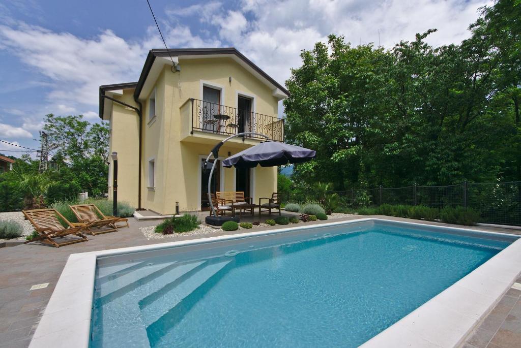 Holiday House with Pool - Housity