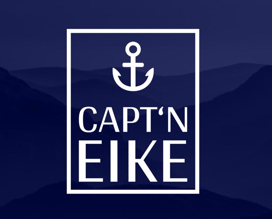 a sign with an anchor on a blue background at Capt'n Eike in Westerdeichstrich
