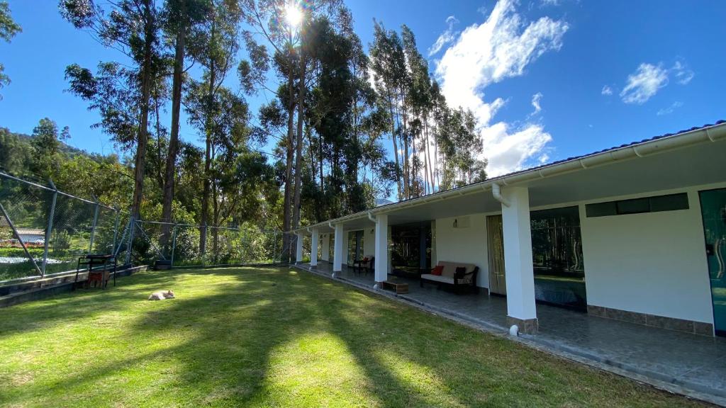 una imagen de una casa con un patio en Casa de Campo María Eugenia, en Cajamarca