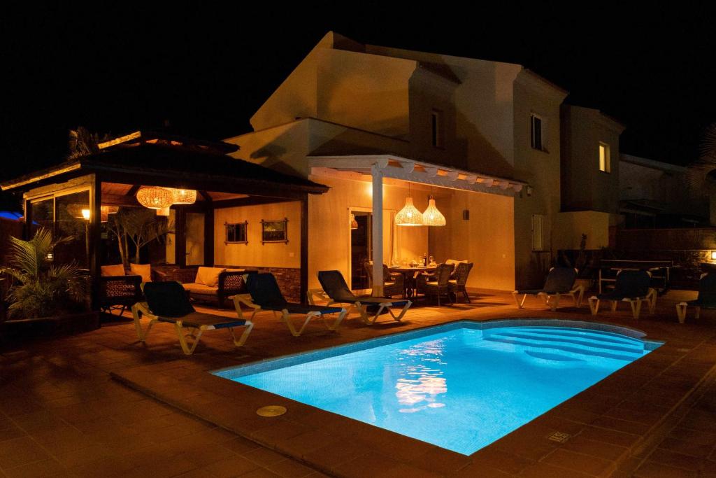Bazén v ubytování Villa privada en Corralejo nebo v jeho okolí