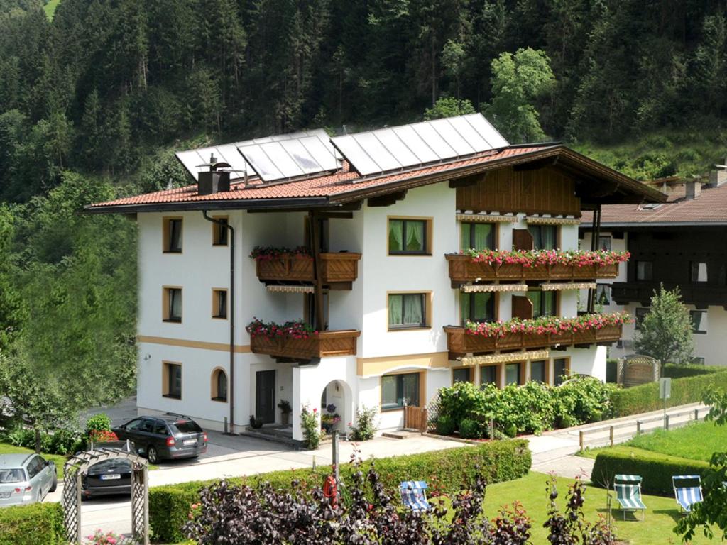 un gran edificio blanco con paneles solares en el techo en Ferienwohnungen Rahm, en Mayrhofen
