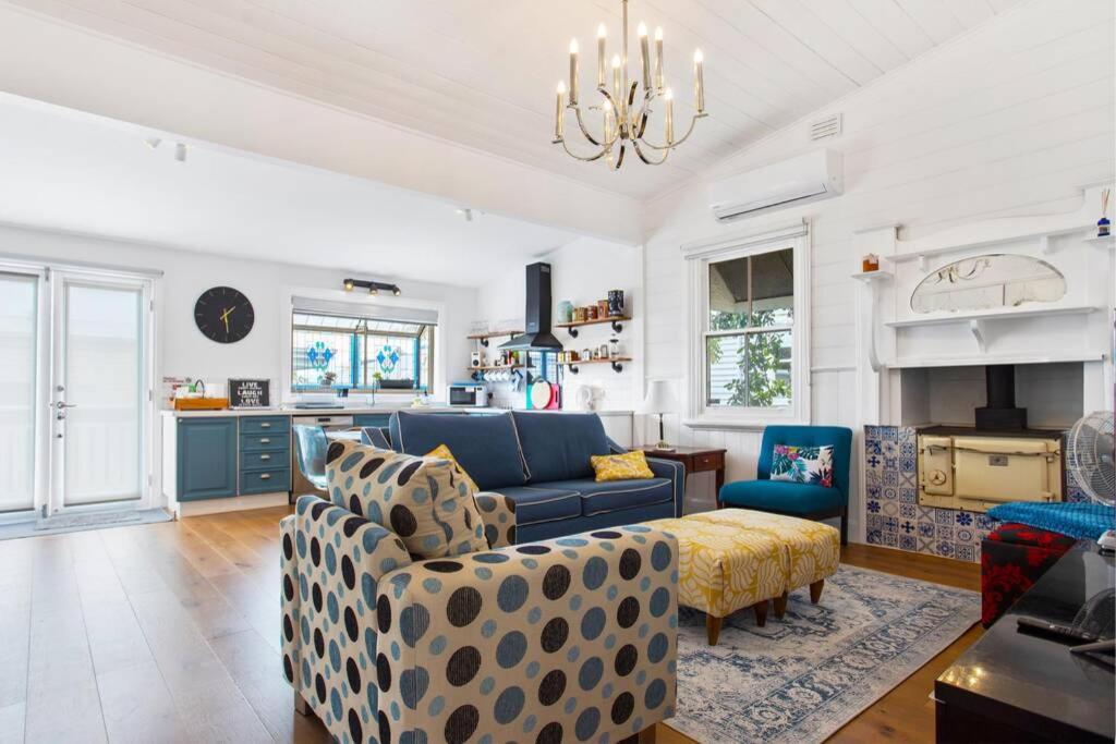 uma sala de estar com um sofá e uma mesa em Blue House Bendigo em Bendigo