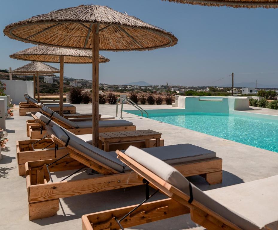 Bazén v ubytování Irida Vacation suites nebo v jeho okolí