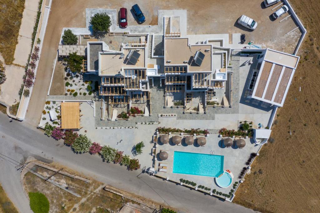 Bazén v ubytování Irida Vacation suites nebo v jeho okolí