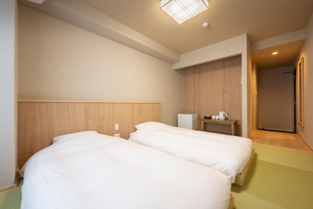 Postel nebo postele na pokoji v ubytování Fuji Hotel Kyoto Gojo