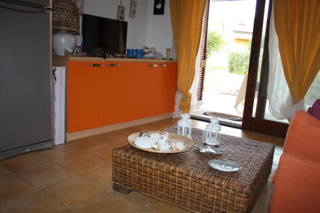 salon ze stołem i telewizorem w obiekcie Appartamento residence Tartaruga 3 w mieście Castelsardo