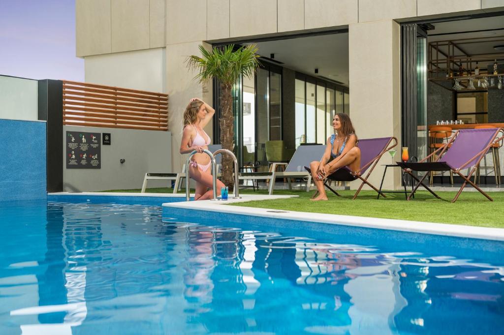 Bazén v ubytování Hyperion City Hotel & Spa nebo v jeho okolí