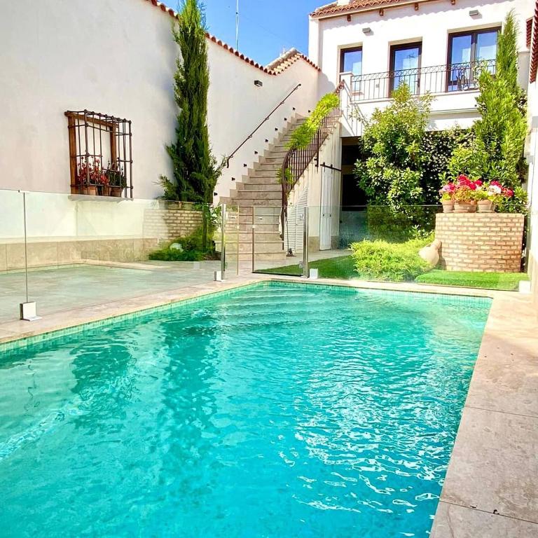 Bazén v ubytování El Patio de los Jazmines Boutique-House nebo v jeho okolí