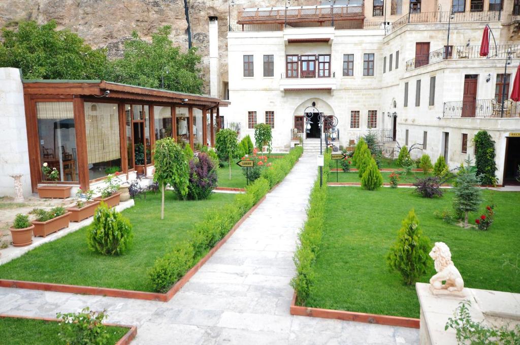 a courtyard of a building with a garden at Hotel Asia Minor in Ürgüp