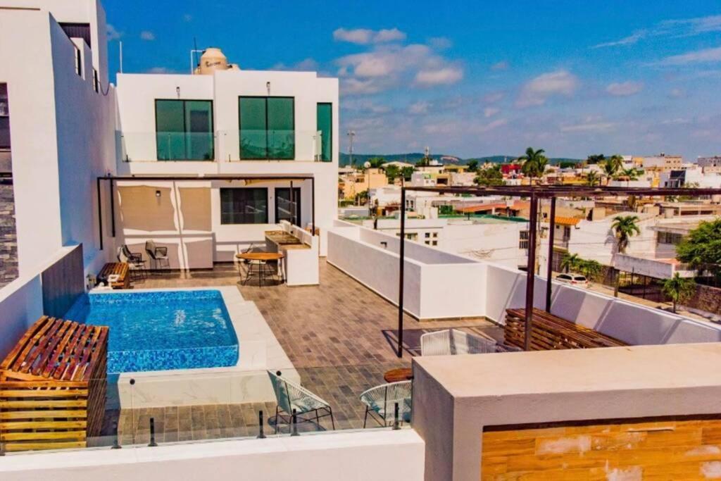 een uitzicht vanaf het balkon van een huis met een zwembad bij Departamento con vista al mar in Mazatlán