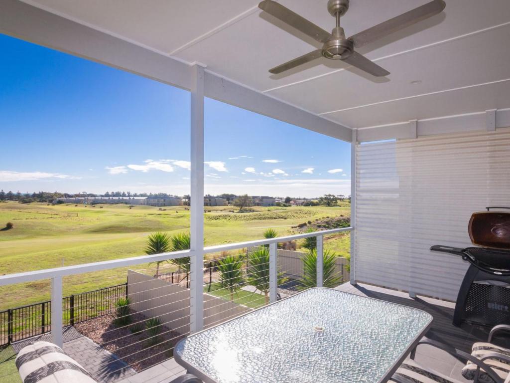 Μπαλκόνι ή βεράντα στο 50 Turnberry Drive