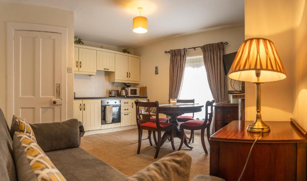 Kuchyň nebo kuchyňský kout v ubytování Millbrae Townhouse