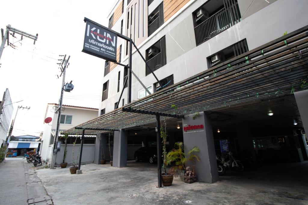 un edificio con un toldo delante de él en Kun Hotel en Nakhon Ratchasima