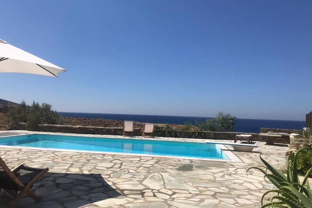 LigiaにあるSunset Villa with swimming pool at Tziaの海の景色を望むスイミングプール