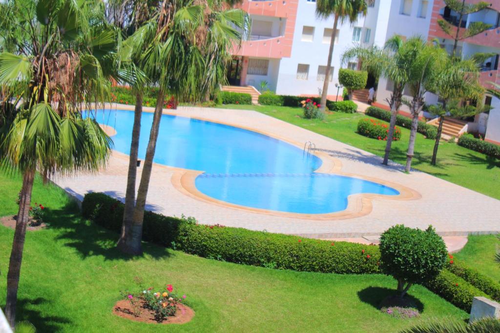 an overhead view of a swimming pool in a resort at Mohammedia pour les vacances in Mohammedia