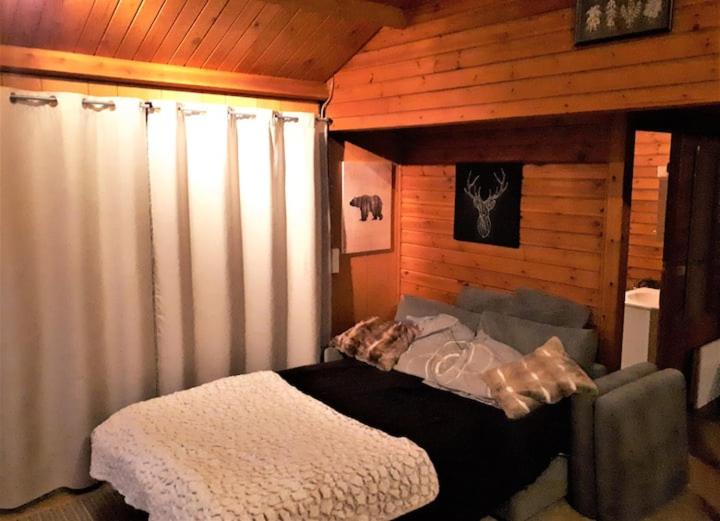 Postel nebo postele na pokoji v ubytování Chalet Ardennais 240 - La Boverie - Rendeux