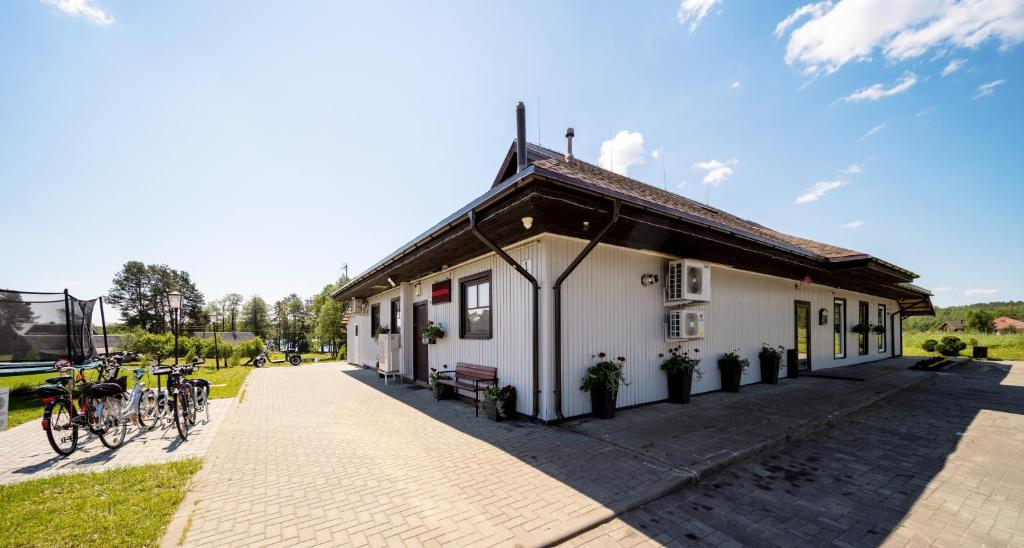 un edificio con bicicletas estacionadas fuera de él en Vila Romnesa, en Ignalina