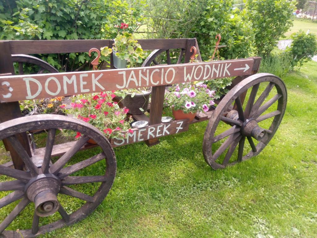 a sign that says dork jago workshop with flowers at Domek Jancio Wodnik in Smerek