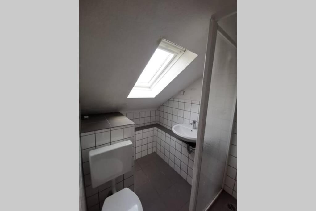 praktische Monteurwohnung im Dachgeschoß 4 Personen - Twee Slaapkamers Appartement