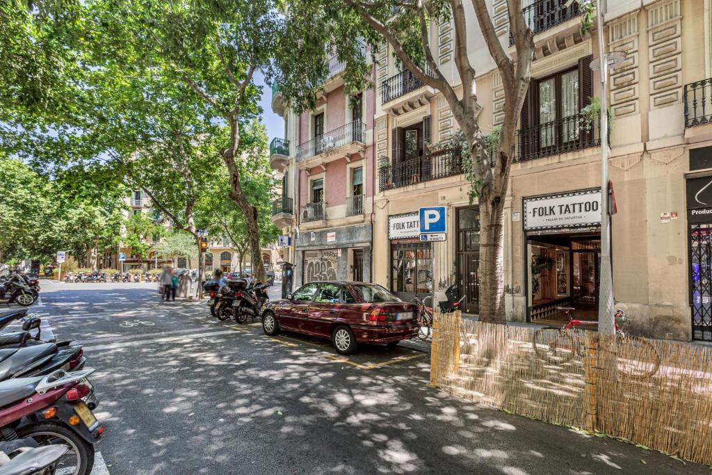 Retro Chic - Experience The Unique Charm Of Poble Sec ...