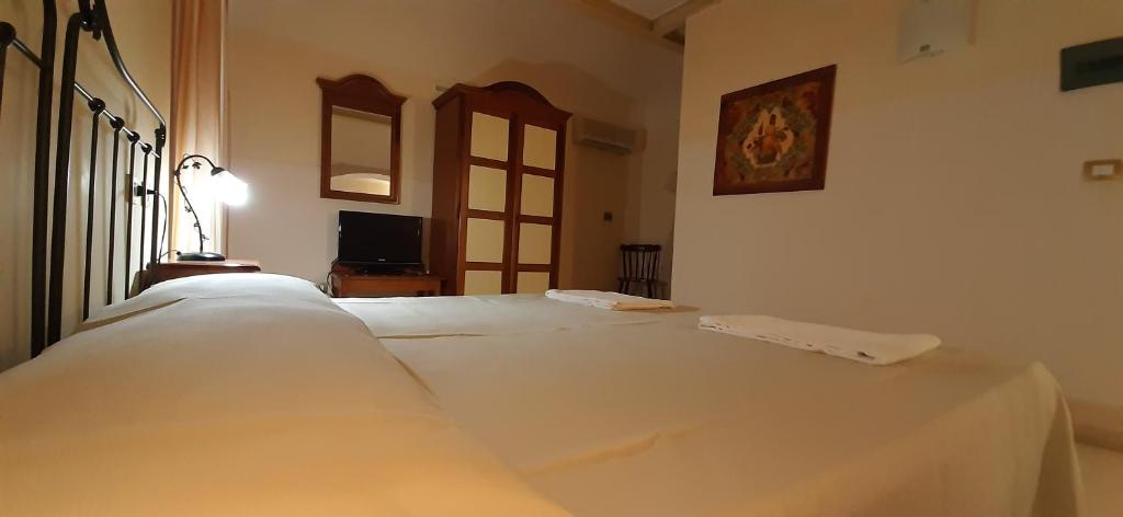 A bed or beds in a room at Hotel Casa Mia