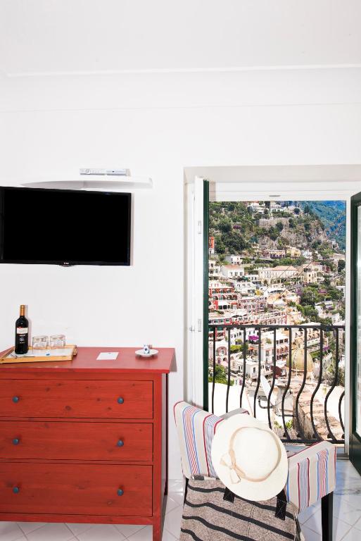 A television and/or entertainment centre at Albergo Miramare Positano
