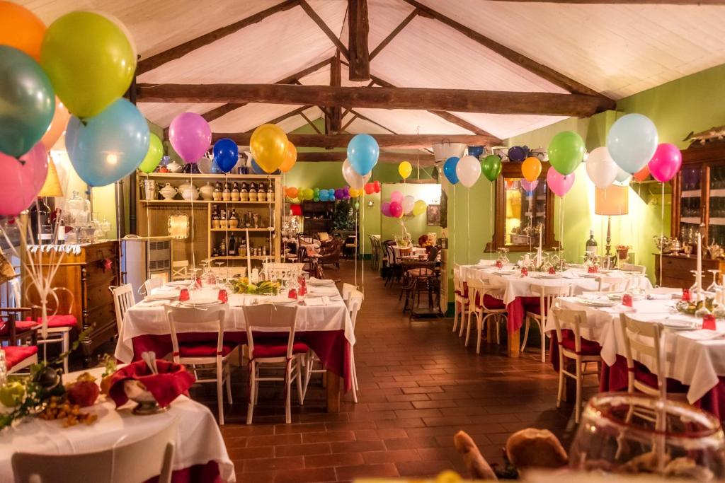 A restaurant or other place to eat at Palazzo Cavagna Sangiuliani