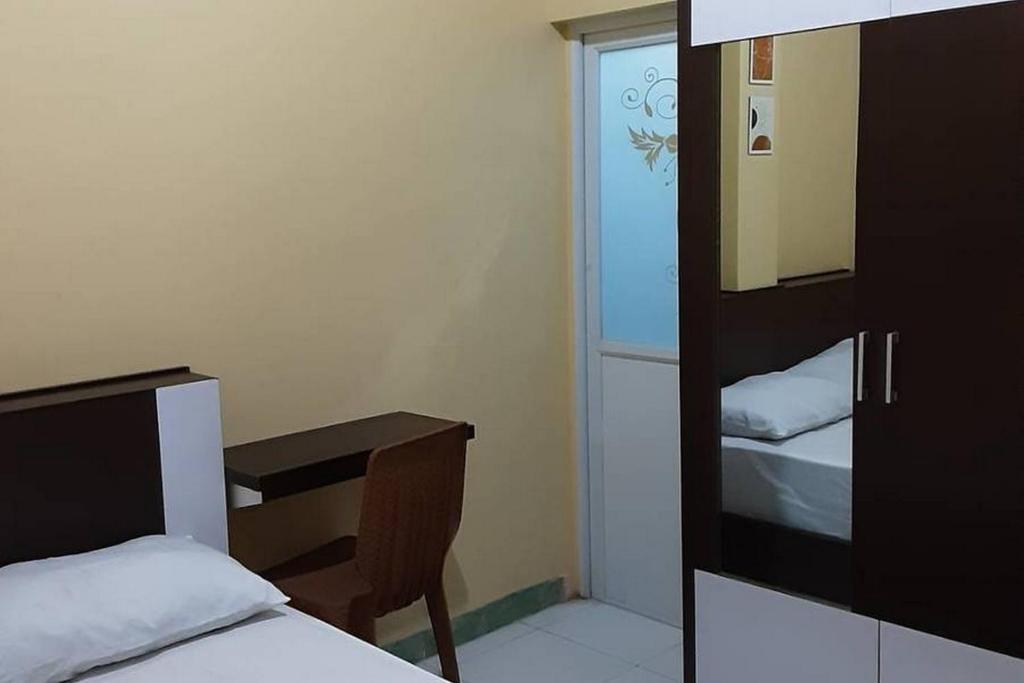 Ліжко або ліжка в номері Guest House Syariah LP3B Brebes RedPartner