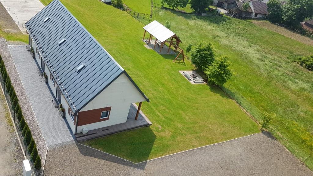 una vista aérea de una casa con un gran patio en Jula - apartamenty w Kudowie-Zdrój, en Kudowa-Zdrój