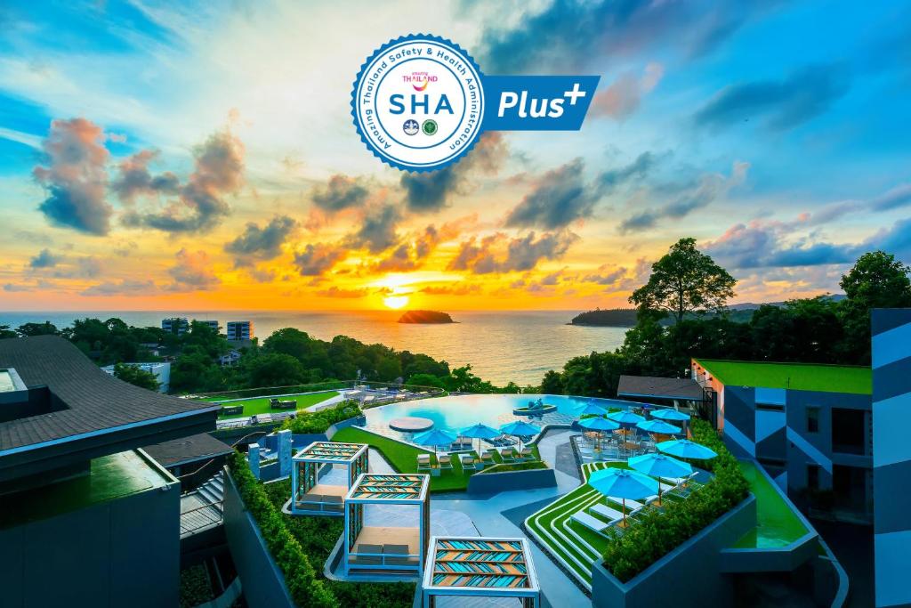 - une vue sur la piscine du complexe à 6 sens phu quoc dans l'établissement The SIS Kata, Resort - SHA Plus, à Kata Beach