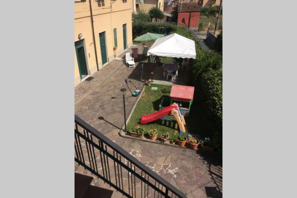 una vista aerea su un parco giochi con scivolo di Ca' Rosetta Your home near Cinque Terre & Versilia ad Arcola