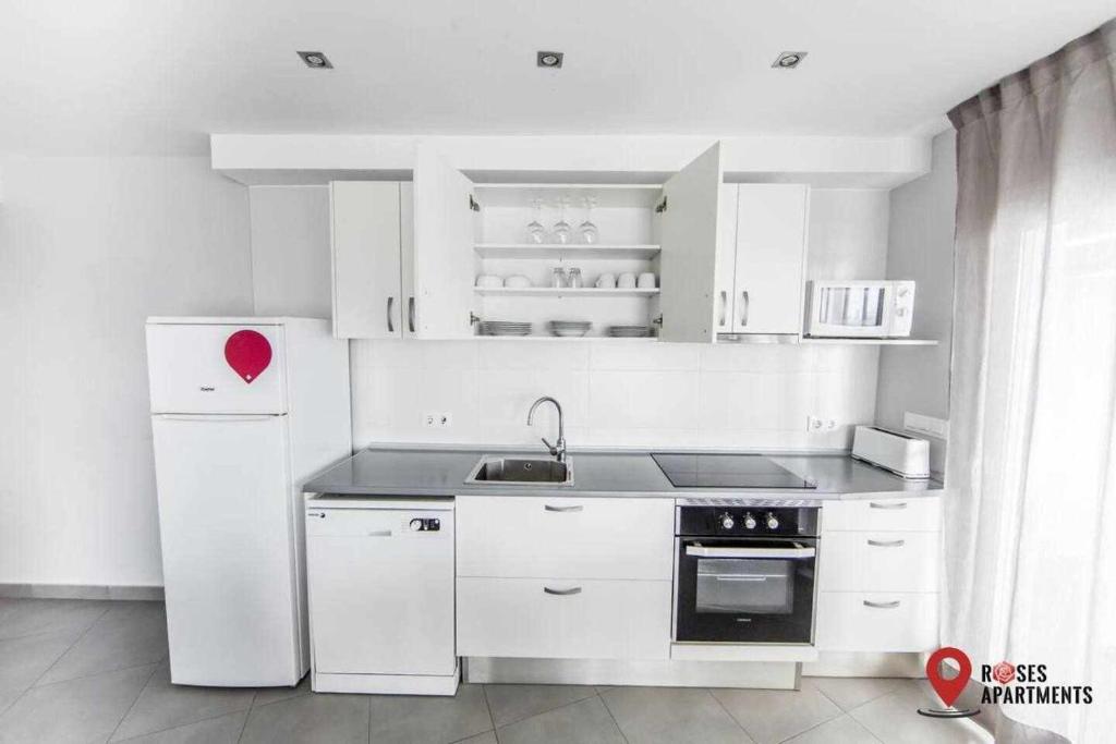 Kuchyň nebo kuchyňský kout v ubytování Roses Apartments Sea View 2habitaciones