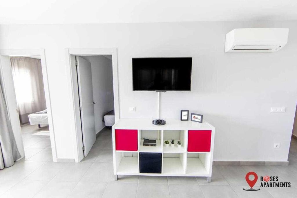 TV a/nebo společenská místnost v ubytování Roses Apartments Sea View 2habitaciones