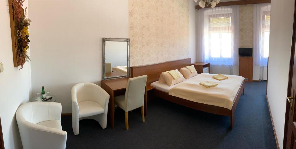 Postel nebo postele na pokoji v ubytování Pension Falko