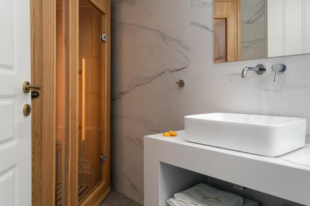 Kúpeľňa v ubytovaní Evripidou Suites