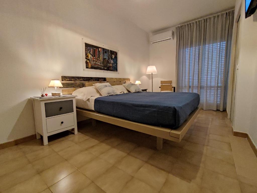 een slaapkamer met een groot bed en een raam bij Civico10 Polignano in Polignano a Mare