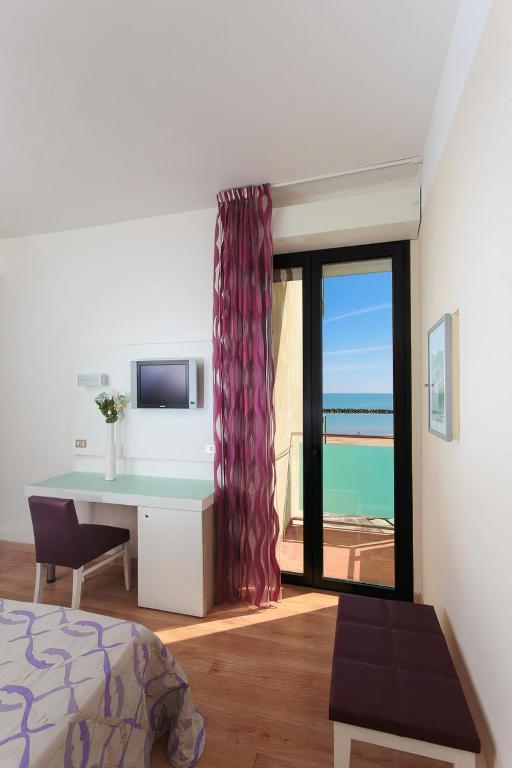 TV a/nebo společenská místnost v ubytování Hotel Royal-Spiaggia