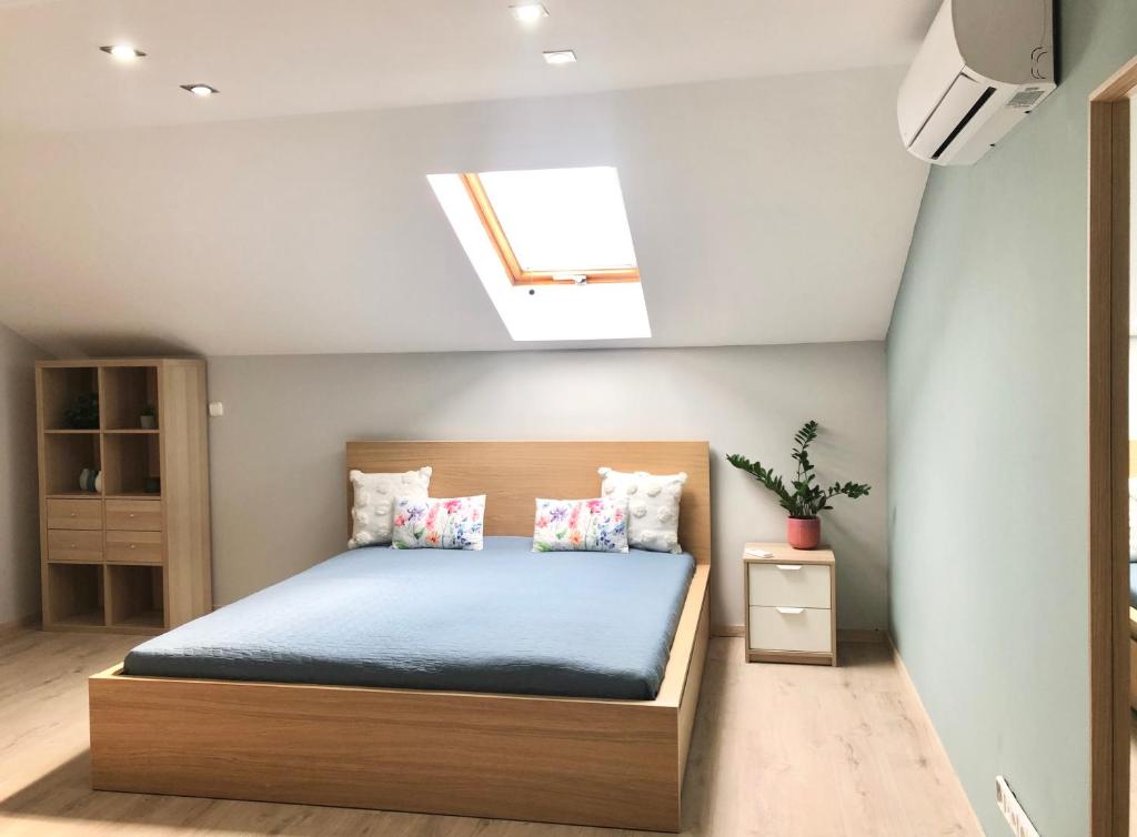 Posteľ alebo postele v izbe v ubytovaní Milla Apartment Siofok