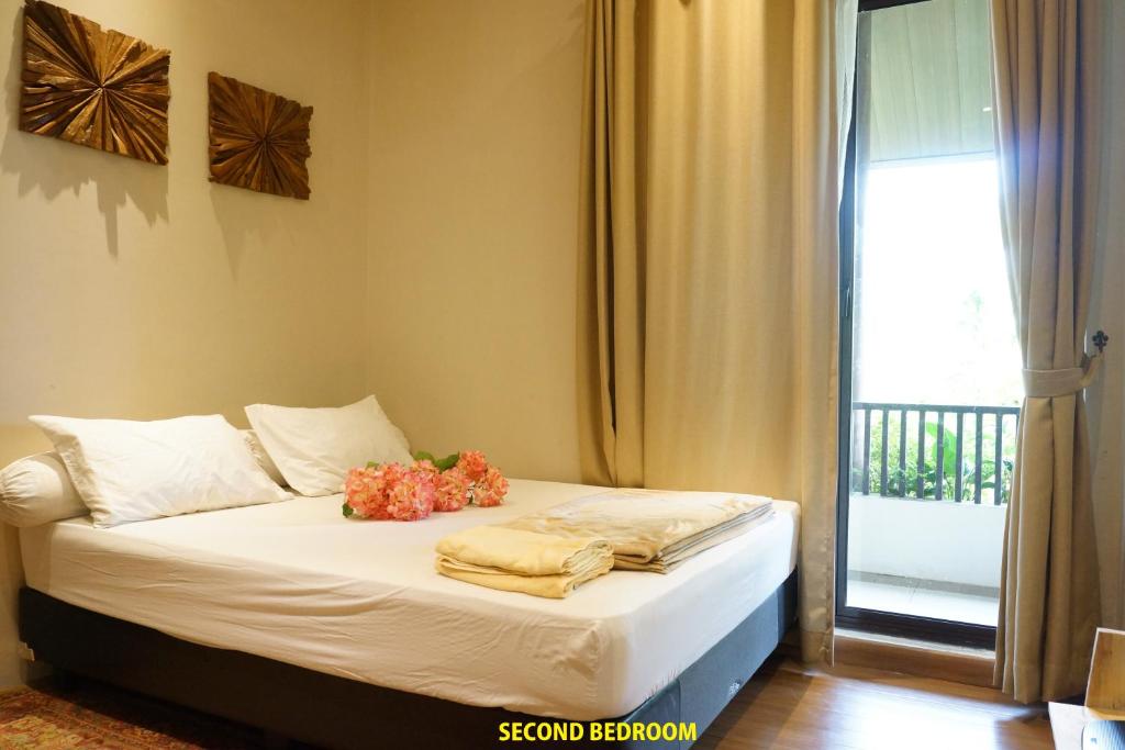 Postel nebo postele na pokoji v ubytování Vimala Hills Resort Cozy Villa Puncak Gadog Bogor